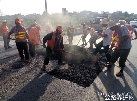 陕西：眉县公路段积极开展雨后路面病害修复工作